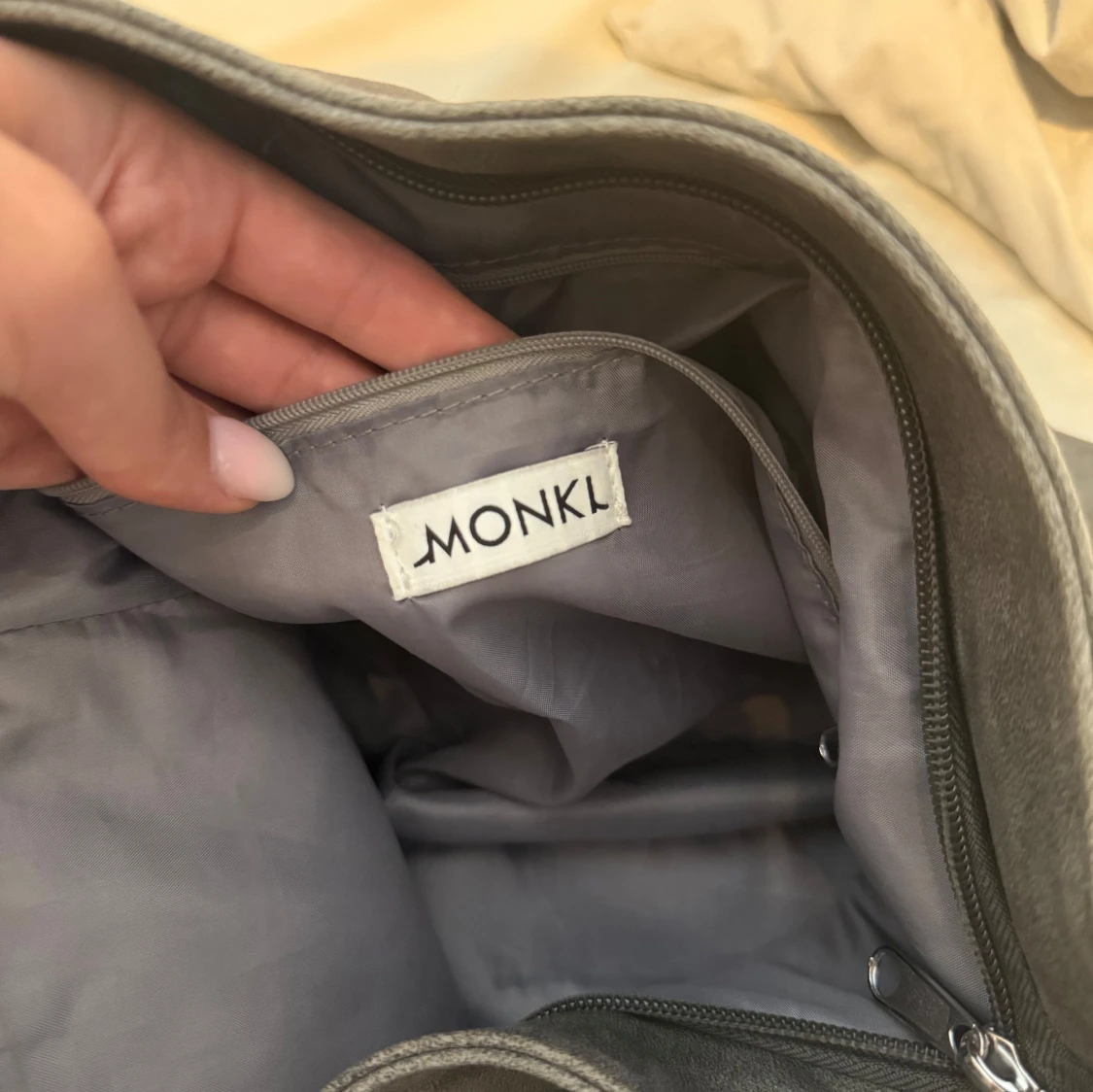 Grå axelväska i mocka från Monki - 3