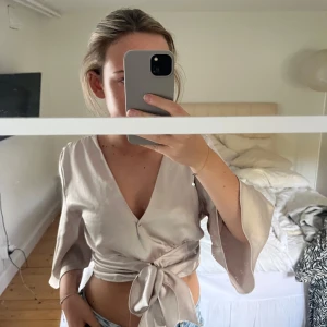 Champagnefärgad Zara topp - Storlek S, bra sick nån slitning! Skriv vid frågor❤️