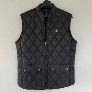 Väst - Bondelid väst från MQ. Knappt använd därför bra skick. Perfekt inför kallare väder. Fråga vid minsta fundering 