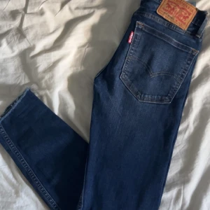 Slim jeans  - Slim jeans - Levis 519 - Blå - Storlek: 30 - Mycket bra skick - Nypris: 999kr - Mitt pris: 349kr - hör av dig vid funderingar 💫