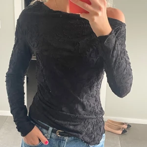 Spetsblus - Säljer denna spetsblus/toppen från Gina tricot i storlek S. Mycket bra skick