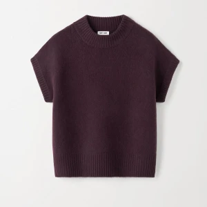 Mörklila kabelstickad väst i kashmir från Soft Goat - Säljer en mörklila stickad väst från Soft Goat i storlek S. Västen har en hög, ribbad halsringning och breda ribbade kanter vid ärmhål och nederkant. Inga skavanker💜nypris: 2 697kr