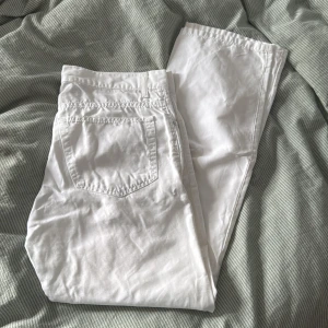 Vita Gant Tyler straight leg byxor - Snygga vita byxor från Gant, modell Tyler med något lägre midja och rak passform. Klassisk femficksdesign, dragkedja och knapp framtill. 