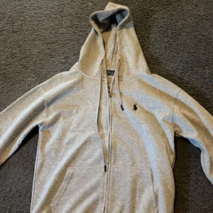 Grå hoodie från Polo Ralph Lauren - Fräsch Ralph Lauren Hoodie | Aldrig använd. Säljer den pga att den är lite liten i storleken