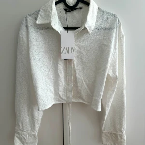  Vit blus från Zara -  Vit blus från zara, ny med lapp kvar 