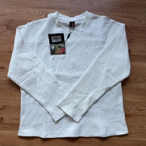 Derschutze Blossom waffle knit  - Oanvänd med taggen på. Längd 64cm, armlängd 55cm.