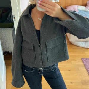 Vår/höst jacka från Vera Moda - Säljer en grå  jacka/kappa från Vero Moda med dragkedja och två stora fickor framtill. Använd fåtal gånger 💕skriv för fler bilder! Jackan sitter löst i modellen, pris kan diskuteras! 💕