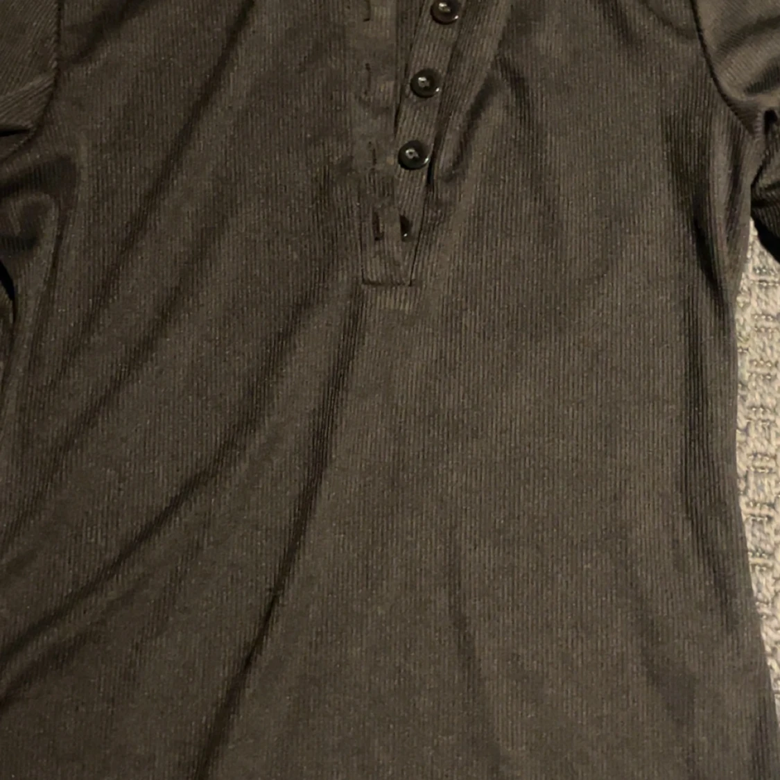 Svart ribbad långärmad tröja med knappar - 3