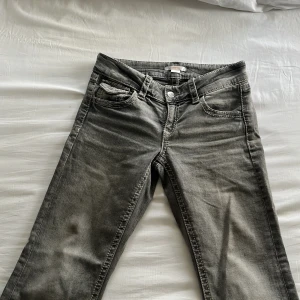 Gråa bootcut jeans - Snygga grå jeans med fickor bak. Jeansen är från Gina Young och är i storlek 158. Jeansen tvättas innan de skickas.