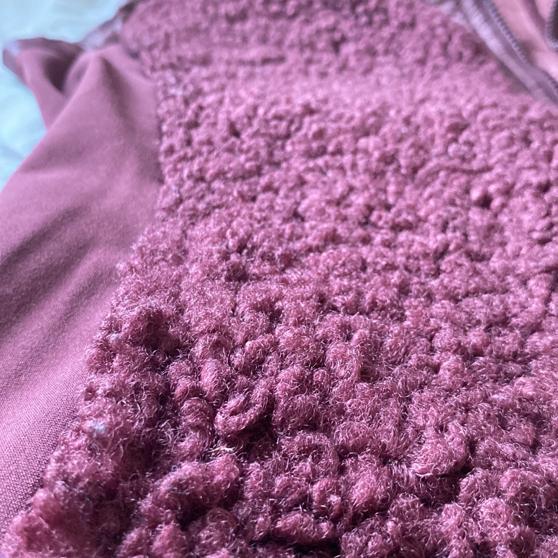 Vinröd fleeceväst från Johaug - 3