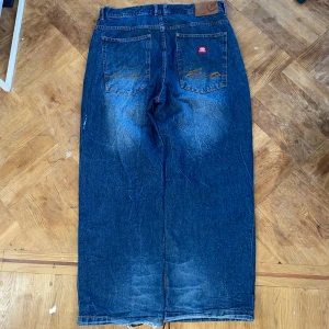 Baggy ecko unltd jeans - As feta mörkblåa ecko jeans, 110cm långa, 75cm från skrevet till ben öppningen, 27cm ben öppning, 47cm midja. De har lite färg på benet men det visas på den sista bilden.