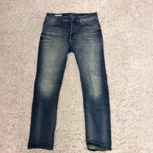 Blå Jack&jones jeans straight fit 30/32 - Säljer ett par skitt snygga jack&jones jeans med en jävligt cool tvättning, de är i storlek 30/32 och är straight leg! 