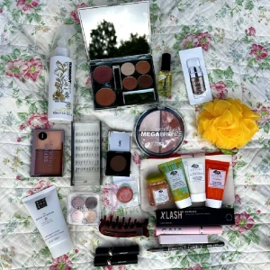 Sminkpaket  - Stort sminkpaket med Technic Mega Bronze bronzer, ögonskuggspaletter i bruna och nude toner, lösögonfransar från H&M, Xlash mascara, eyeliner från Glossier och Frost Grey, highlighter/contour duo, läppglans, och ansiktskräm från Origins. Perfekt för dig som gillar att experimentera med olika looks.