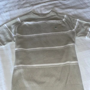 Stickat Lacoste tröja - En Lacoste tröja (stickad). Använt några gånger men fortfarande i bra skick. Skriv dem för mer info👍🏻