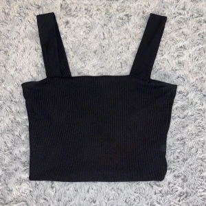 Svart ribbad linnetopp - Svart topp från New Yorker😋