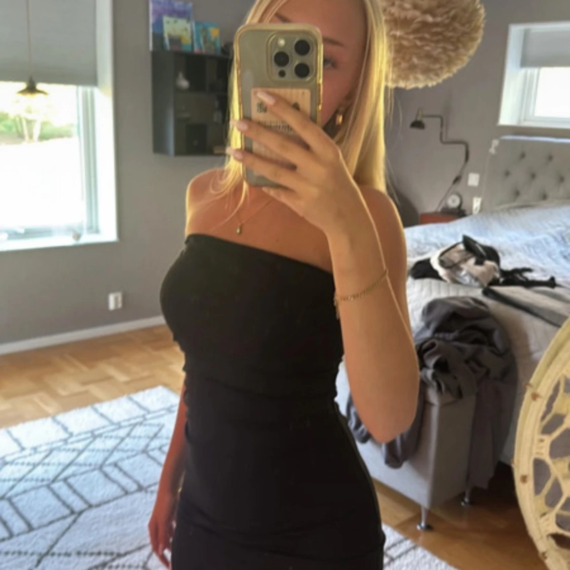 Svart axelbandslös kortklänning