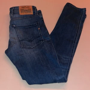 Blå Replay jeans (W31) - Fina blå jeans från Replay i storlek W31. Snygg passform, användbara till både vardag och fest. Bara använda lite grann och i bra skick – säljes då de är för stora för mig.  💸 Pris: 450 kr (kan diskuteras) 