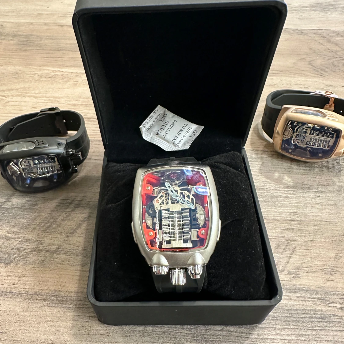 Futuristisk klocka med synlig mekanik