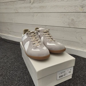 Maison Margiela Gats - Tjena! Säljer mina Maison Margiela i riktigt fint skick - endast testade. Kvitto kan ordnas vid förfrågan. Priset kan diskuteras vid en snabb affär. Hör gärna av dig om du är intresserad!