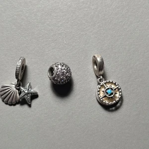 Berlocker från Pandora med havstema - Säljer mina berlocker från Pandora✨knappt använda! 250kr st eller paketpris 800😊 Pris kan diskuteras🫶🏻nypris är mellan 550-800kr per berlock🥰
