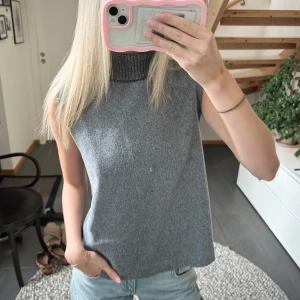Grå stickad väst med polokrage - Säljer en suuupersnygg stickad väst med hög polokrage från Zara. Aldrig använd🤍