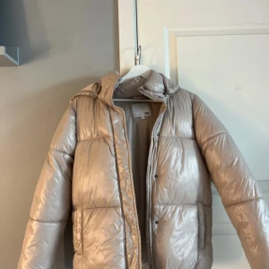 Beige pufferjacka från 157 med huva - Snygg beige pufferjacka från 157 