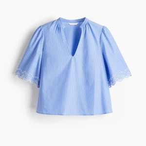 Blåvit randig blus med broderade ärmar - Säljer denna dina blus då den inte kommer till användning, endast använd en gång🥰