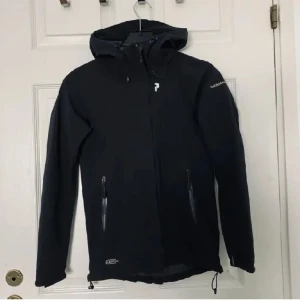 Svart vindjacka från Peak performance  - Svart vindjacka från peak performance i storlek Xs. Säljer då jag inte andvänder den längre 💕OBS! Bilderna är inte mina. Pris kan diskuteras vid snabb affär! 