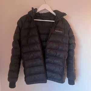 Peak performance Jacka  - Tja säljer denna feta jacka från peak performance. Perfekt till hösten som kommer. Skick typ 7,5/10 finns små hål här o där men det är lätt att laga. Skicka gärna ett DM om du har någon fundering. Tar ej byten och priset kan diskuteras👍