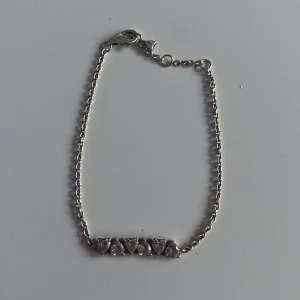 Pandora Silverarmband med hjärtan - Snyggt och stilrent armband i silverfärg med tunn kedja och fem små hjärtan som detalj framtill. Perfekt för dig som gillar minimalistiska smycken med en söt touch. Justerbar längd med karbinlås. Äkta pandorna armband