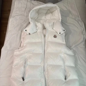 Vit moncler bormes väst - Är använd ett par gånger men de är i perfekt konfition finns inget fel med västen.
