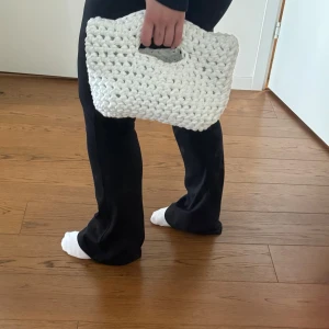 Vit stickad väska - 🤍Superfin handgjord vit handväska som är virkad med inbyggda handtag. Väskan har en chunky känsla och är gjord på tjockare garn för att tåla mer!