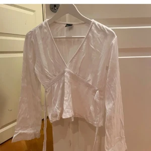 Vit populär omlottblus från Gina - Snygg vit omlottblus med v-ringning