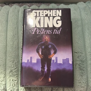 Pestens tid - En klassiker av Stephen King med ett mystiskt omslag och spännande baksidestext. Perfekt för dig som gillar mörka berättelser och vill ha en bok som är både gripande och skrämmande. Passar dig som söker en episk och intensiv läsupplevelse.