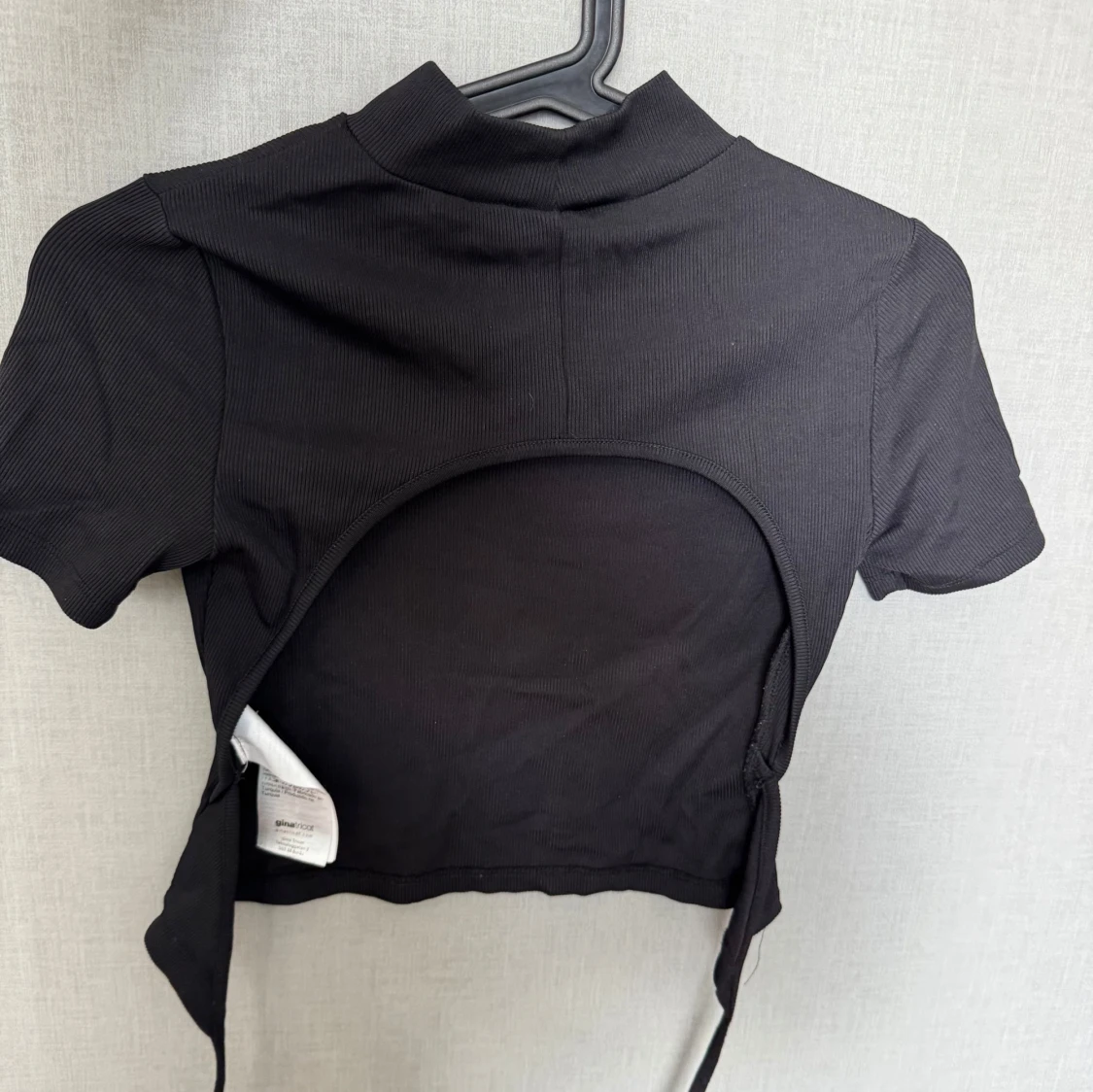 Svart croppad polotopp med snörning i bak  - 1