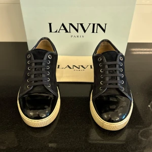 Lanvin Skor - Feta Lanvin skor i bkå | UK 7 som motsvarar ca 41-42 | Dem är i ett väldigt bra skick med få tecken av användning | Lanvin-dustbag följer med | Tveka inte att kontakta oss vid minsta fundering!
