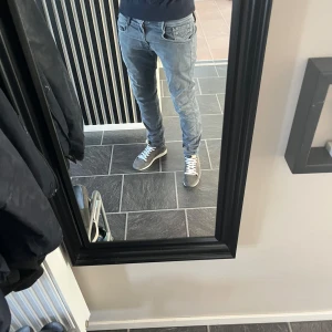 Replay Hyperflex ljusgrå jeans 31W/32L - Säljer ett par Replay Hyperflex jeans i en snygg ljusgrå tvätt. Modellen är Anbass med klassisk femficksdesign, smal passform och stretchigt material som ger grym komfort. Perfekta om du gillar stilrena och moderna jeans med lite edge.