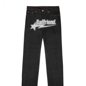 Svarta reflective Badfriend jeans - feta jeans med baggy passform och coolt Badfriend-tryck över framsidan. Klassisk femficksmodell med kontrastsömmar och läderpatch bak i midjan. Jeansen är tillverkade i kraftigt denimtyg och har en stilren look med unikt tryck. 