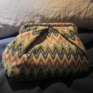 Kuvertväska Beck Söndergaard - Kuvertväska från Beck Söndergaard med färgglatt zickzackmönster. Oanvänd med prislapp kvar!