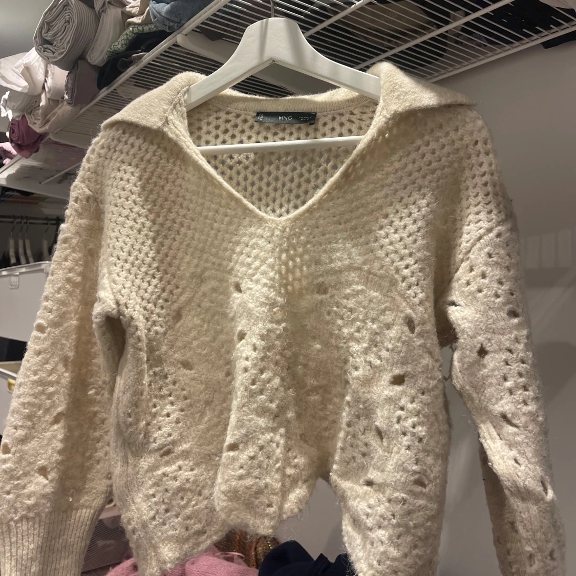 Vit croppad stickad tröja från Mango - 1