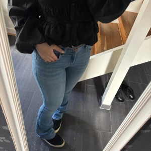 blåa midwaist jeans Never Denim  - blåa midwaist jeans från Never Denim, lite slitna längst ner men inget som man direkt tänker på. jag är 1.67 och dom går ner till marken på mig. bara att fråga om fler bilder 🌸