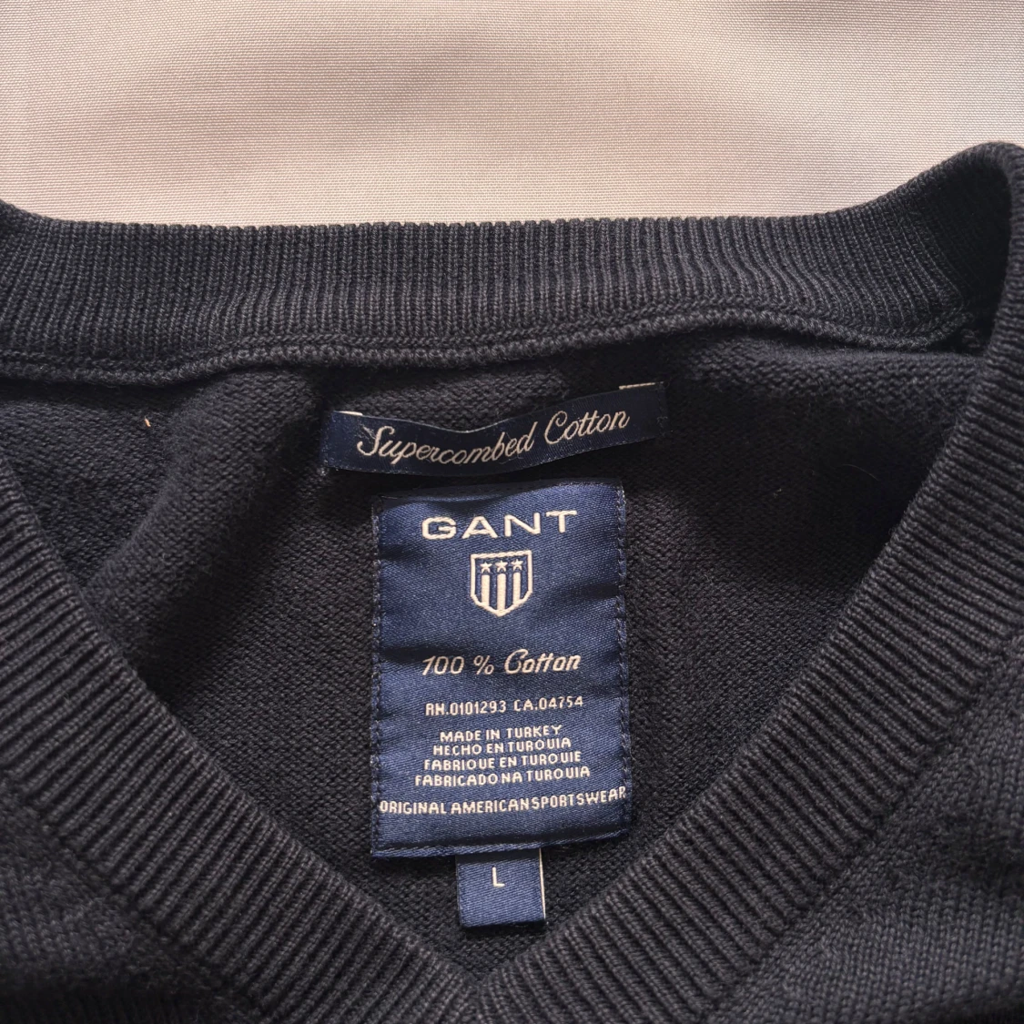 Svart v-ringad tröja från GANT - 2