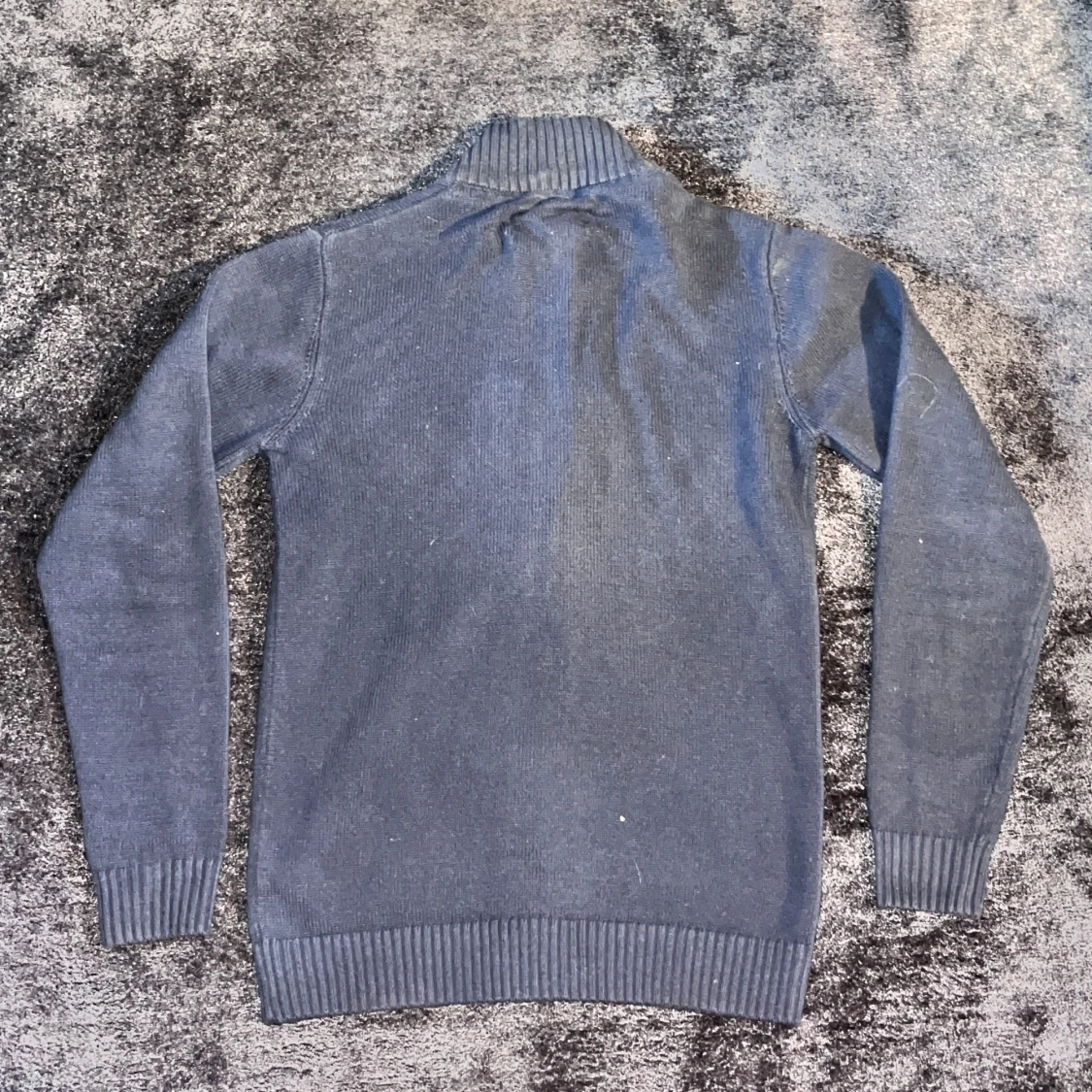 Mörkblå stickad kofta med dragkedja Från Indicode - 1