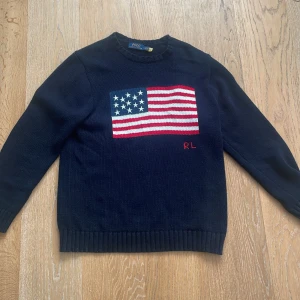 Mörkblå stickad tröja Polo Ralph Lauren - Snygg och trendig mörkblå stickad tröja från Polo Ralph Lauren. Tröjan är i jätte fint skick och har inga defekter. Skriv för funderingar! 