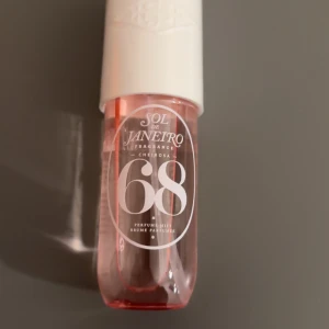 Sol de Janeiro Cheirosa 68 Perfume Mist - Fräsch och tropisk body mist från Sol de Janeiro, Cheirosa 68. Flaskan är rosa med vit kork och rymmer 90 ml. Doften har inslag av brasiliansk jasmin, rosa drakfrukt och havsbris. Perfekt för dig som gillar fruktiga och blommiga toner.