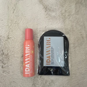 Ida Warg brun utan sol mousse & handske - Brun utan sol mousse från Ida Warg i en snygg persikofärgad flaska, tillsammans med en svart appliceringshandske. Perfekt för att få en jämn och solkysst look utan ränder. Mousseformulan är lätt att applicera och ger ett naturligt resultat.