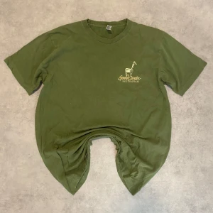 Vintage Grand canyon tshirt Made in USA - Snygg grön t-shirt från American Apparel med Grand Canyon National Park-tryck fram och bak. Klassisk passform, rund hals och korta ärmar. Tillverkad i mjuk bomull, perfekt för dig som gillar naturvibbar och coola tryck. Kolla gärna in profilen för liknande produkter och skriv vid minsta lilla fråga 