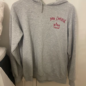 Grå hoodie från Gina tricot  - Grå ma Cherie hoodie från Gina tricot. Säker då den inte kommer till användning. 