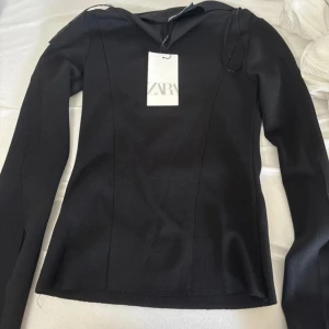 Svart blus från Zara  - Säljer denna fina blusen från Zara som E tyvärr liten för mig den är helt ny prislappen finns kvar pris kan diskuteras ❤️