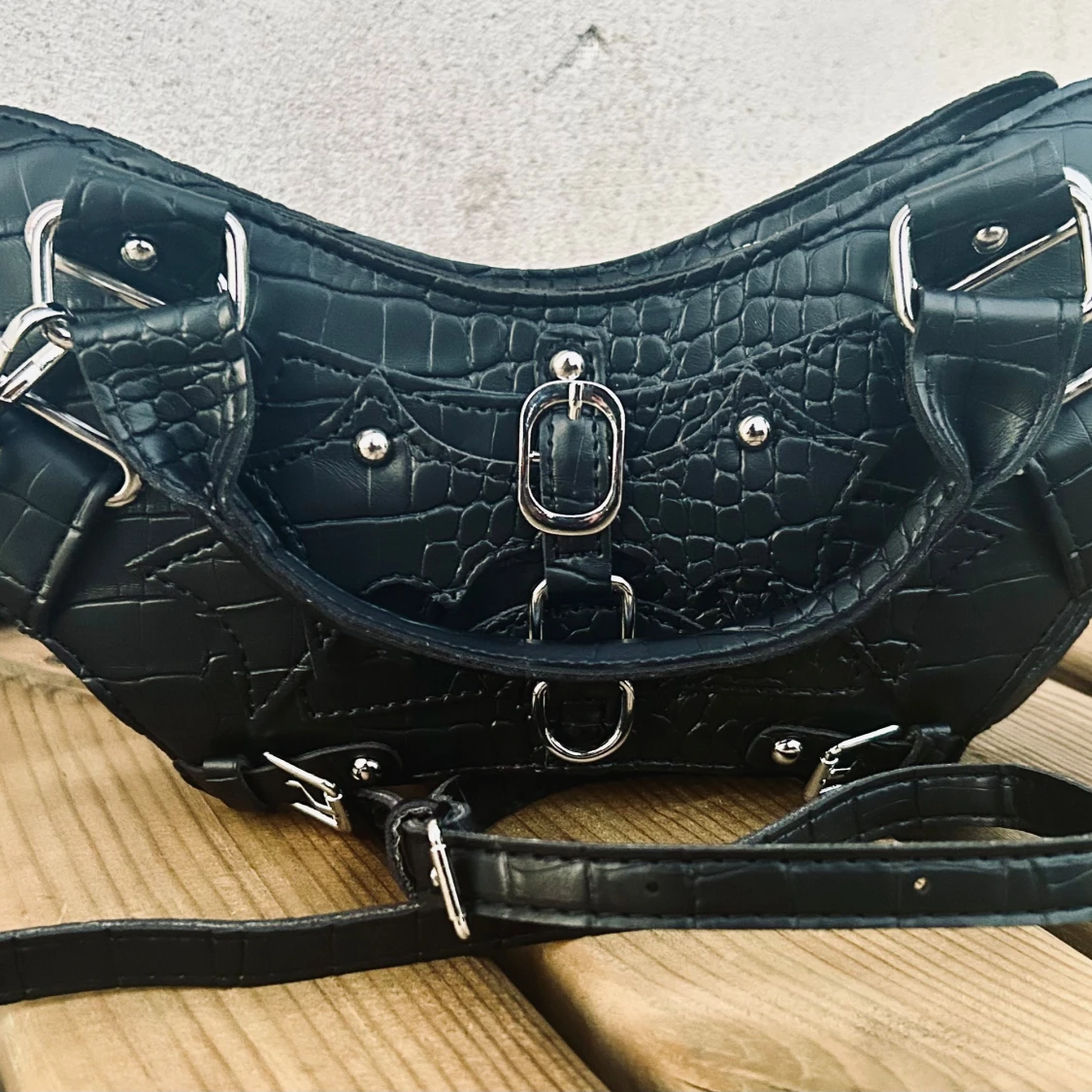 Svart gothic/alternative handväska i krokodilmönster! - 2